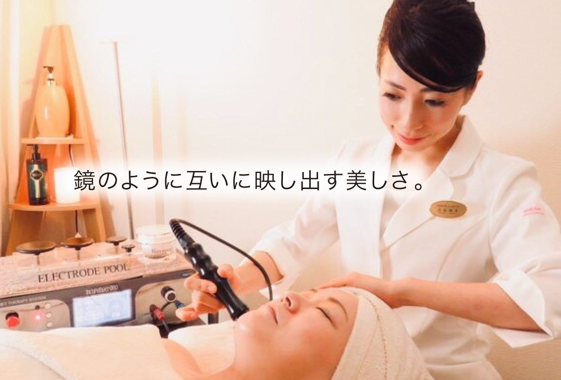 鏡のように互いに映し出す美しさ。